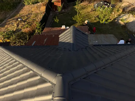 Vedere aeriană a unei văi de acoperiș complex, țiglă antracit, coș de ventilație vizibil