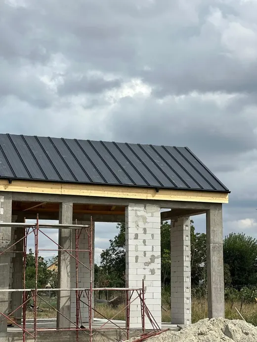 Aceeași construcție, alt unghi, schelă și goluri de ferestre