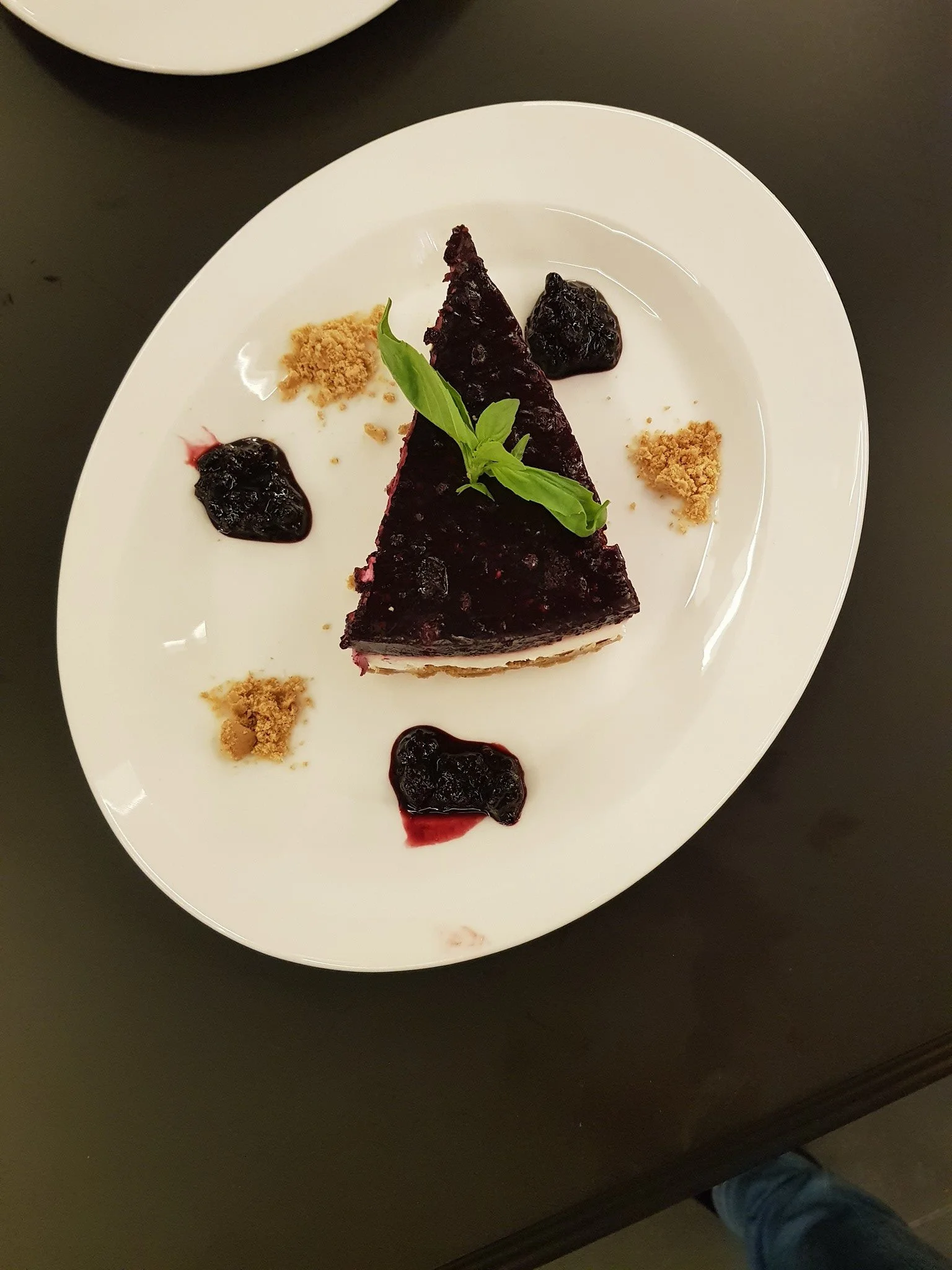 Felie de tort de ciocolată pe farfurie albă