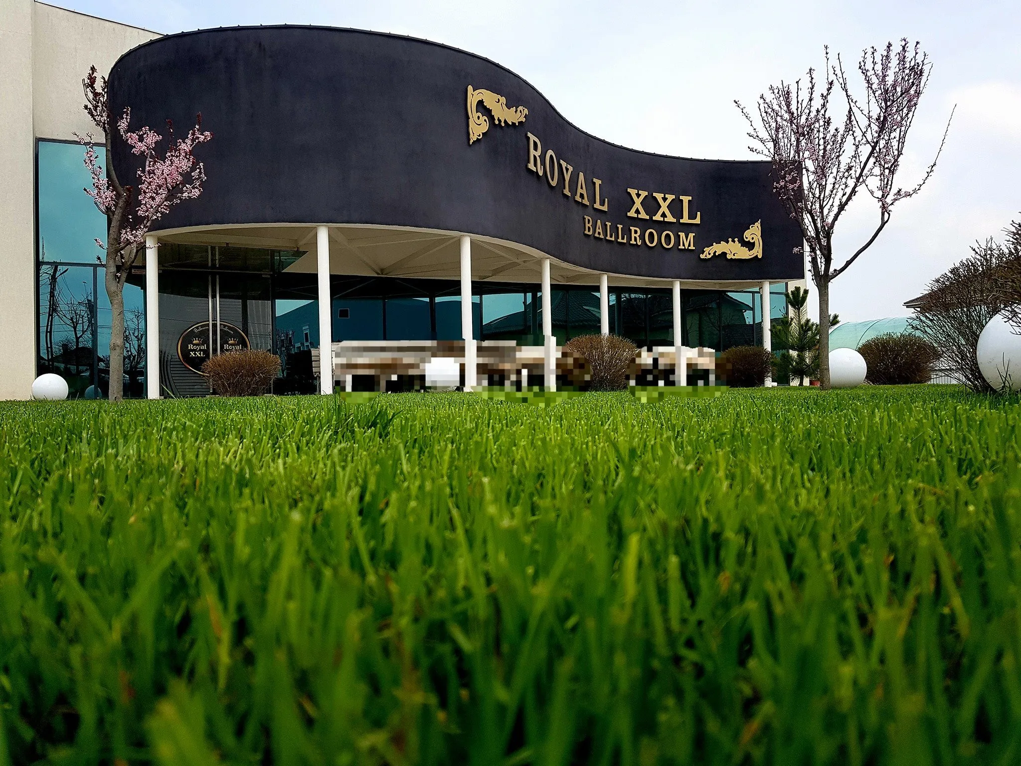 Clădirea Ballroom văzută peste gazonul verde