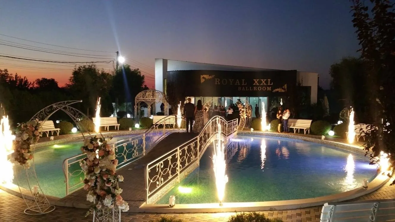 Fațada Royal XXL noaptea, cu fântânile arteziene luminate