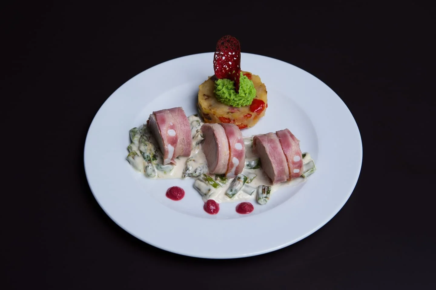 Aperitiv înalt cu o căpșună deasupra