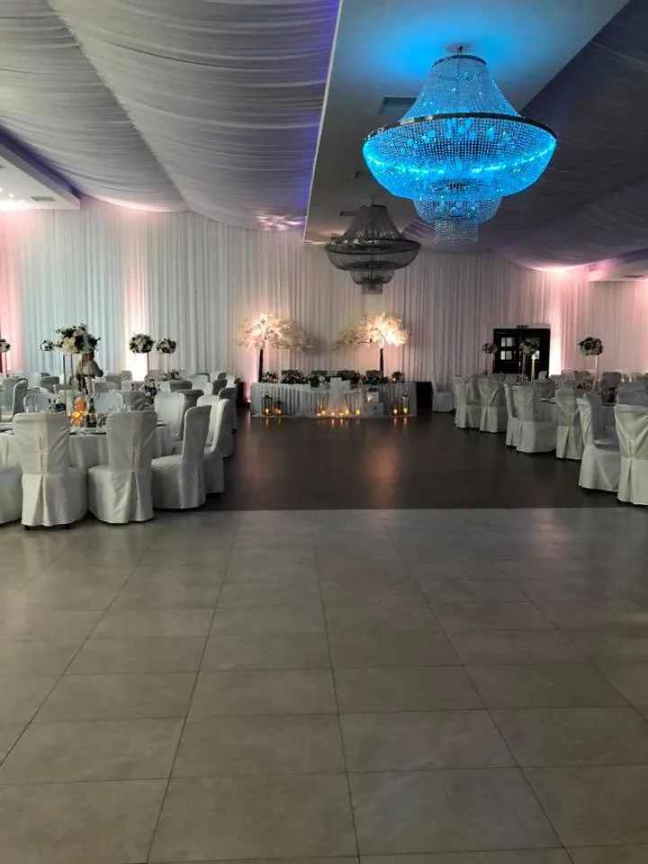 Sala aranjată, cu lumini albastre și candelabru