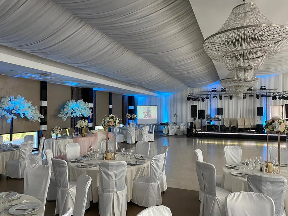 Ballroomul aranjat pentru nuntă